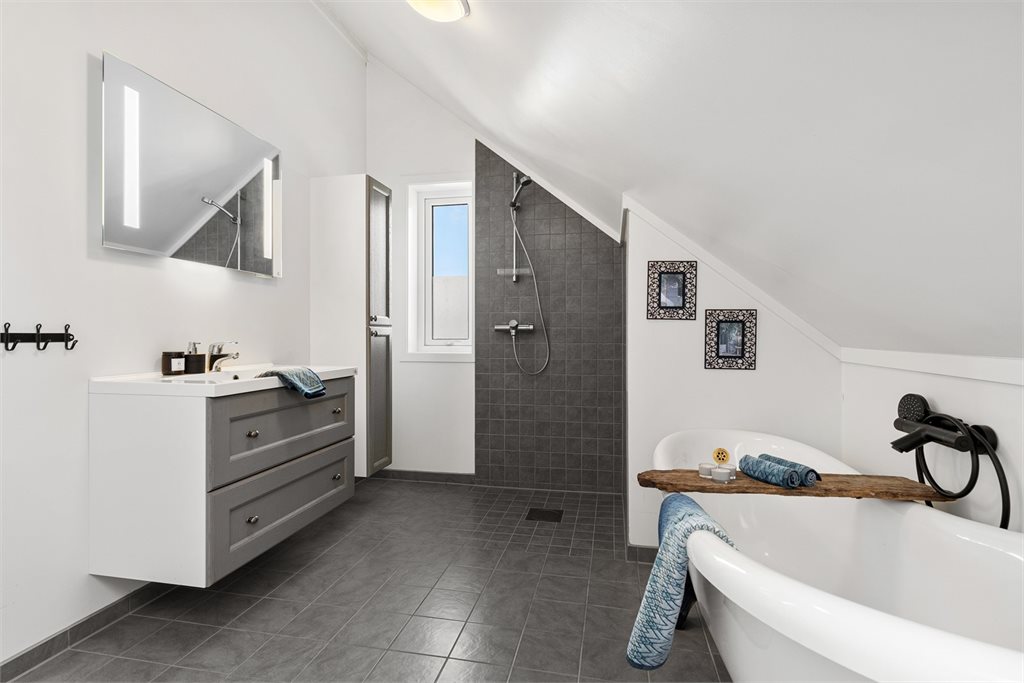 Stort og pent bad oppe, med både dusj og badekar