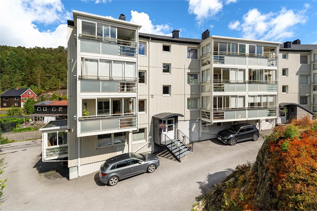 Leiligheten ligger over parkert bil til venstre